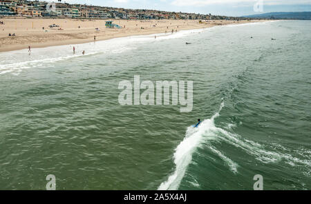 Vue aérienne de bodyboarder une vague à Manhattan Beach dans le comté de Los Angeles, en Californie. (USA) Banque D'Images