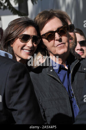 LOS ANGELES, CA. 09 février 2012 : Sir Paul McCartney & femme Nancy Shevell sur Vine Street, à l'extérieur de Capitol Records, où il a été honoré avec le 2,460ème étoile sur le Hollywood Walk of Fame. © 2012 Paul Smith / Featureflash Banque D'Images