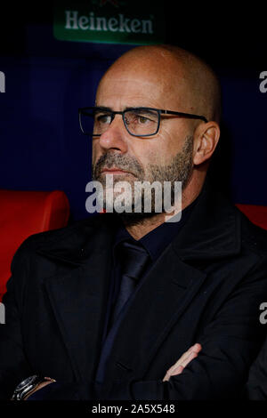 Madrid, Espagne. 22 octobre, 2019. Peter Bosz de Bayer 04 Leverkusen vu au cours de l'UEFA Europa League match entre l'Atletico de Madrid et Bayer 04 Leverkusen au stade Wanda Metropolitano de Madrid.(score final : Atletico de Madrid 1:0 Bayer 04 Leverkusen) Credit : SOPA/Alamy Images Limited Live News Banque D'Images