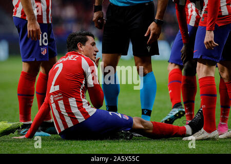 Madrid, Espagne. 22 octobre, 2019. Jose Maria Gimenez de l'Atletico de Madrid est d'être blessés au cours de l'UEFA Europa League match entre l'Atletico de Madrid et Bayer 04 Leverkusen au stade Wanda Metropolitano de Madrid.(score final : Atletico de Madrid 1:0 Bayer 04 Leverkusen) Credit : SOPA/Alamy Images Limited Live News Banque D'Images