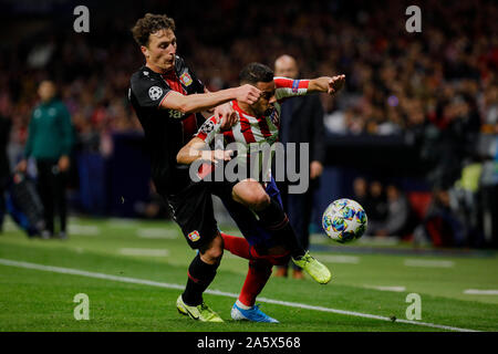 Madrid, Espagne. 22 octobre, 2019. Renan Lodi de l'Atletico de Madrid et Julian Baumgartlinger de Bayer 04 Leverkusen sont vus en action au cours de l'UEFA Europa League match entre l'Atletico de Madrid et Bayer 04 Leverkusen au stade Wanda Metropolitano de Madrid.(score final : Atletico de Madrid 1:0 Bayer 04 Leverkusen) Credit : SOPA/Alamy Images Limited Live News Banque D'Images