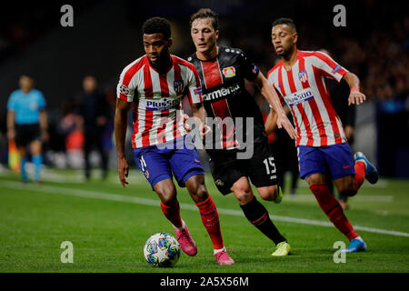 Madrid, Espagne. 22 octobre, 2019. Renan Lodi de l'Atletico de Madrid et Julian Baumgartlinger de Bayer 04 Leverkusen sont vus en action au cours de l'UEFA Europa League match entre l'Atletico de Madrid et Bayer 04 Leverkusen au stade Wanda Metropolitano de Madrid.(score final : Atletico de Madrid 1:0 Bayer 04 Leverkusen) Credit : SOPA/Alamy Images Limited Live News Banque D'Images