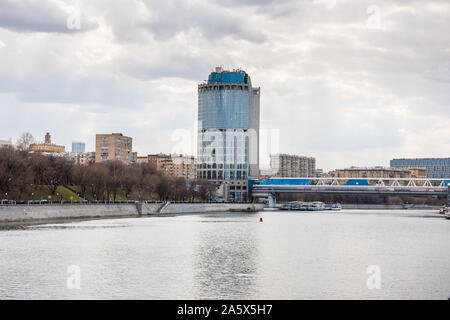 Gratte-ciel moderne sur la rive de la rivière Moskva, dans le centre-ville de Moscou, Russie. Banque D'Images