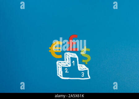 Symboles de papier euro, dollar et de la livre sterling monétaire sur le podium, fond bleu. Vue du dessus avec copie espace. Concept simple et épuré Banque D'Images