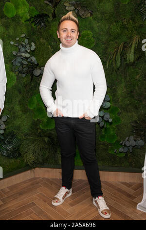 Londres, Royaume-Uni. 22 octobre, 2019. John Galea assiste au lancement de UK's premier Coréen Beauty Store, République de la Nature. Credit : SOPA/Alamy Images Limited Live News Banque D'Images