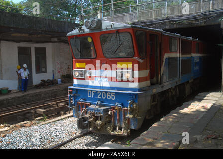 Old British train arrivant en gare de Lan Phaya, Yangoon, Myanmar. Banque D'Images