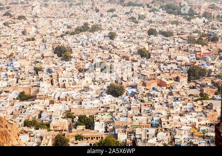 À la recherche sur la ville de Jodhpur, Rajasthan, Inde. Je ne me rappelle pas ce que que fort / palace était dans la distance mais il certainement examiné impressionnant Banque D'Images