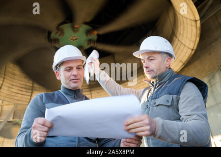 Portrait des travailleurs à l'usine de ventilation Banque D'Images