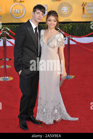 LOS ANGELES, CA. 29 janvier 2012 : Sarah Hyland & Matt Prokop à la 17e édition des Screen Actors Guild Awards au Shrine Auditorium, Los Angeles. © 2012 Paul Smith / Featureflash Banque D'Images