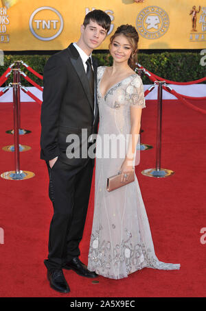 LOS ANGELES, CA. 29 janvier 2012 : Sarah Hyland & Matt Prokop à la 17e édition des Screen Actors Guild Awards au Shrine Auditorium, Los Angeles. © 2012 Paul Smith / Featureflash Banque D'Images