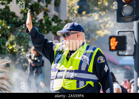 Oct 20, 2019 San Jose / CA / USA - Policier diriger la circulation dans le centre-ville de San Jose, South San Francisco Bay Area Banque D'Images