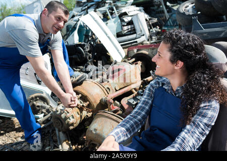 Le travailleur junkyard Banque D'Images