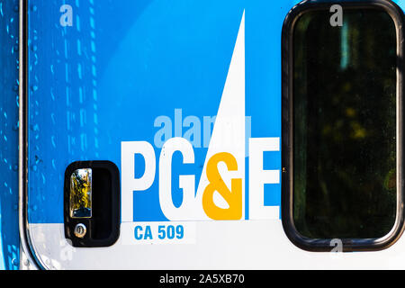 Oct 22, 2019 Sunnyvale / CA / USA - A proximité de PG&E (Pacific Gas and Electric) affiche sur l'un de leurs véhicules de service Banque D'Images