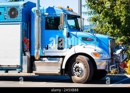 Oct 22, 2019 Sunnyvale / CA / USA - PG&E (Pacific Gas and Electric Company) véhicule de service ; baie de San Francisco Banque D'Images