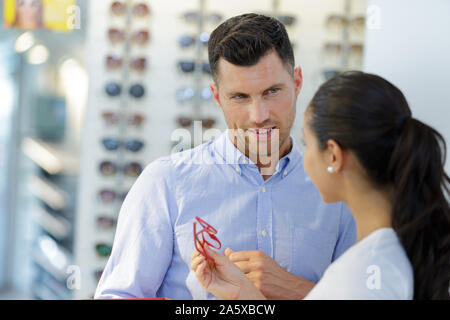 Conseils de l'opticien lunettes choix du client Banque D'Images