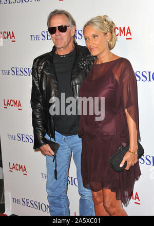 LOS ANGELES, CA. 10 octobre 2012 : Peter Fonda & épouse Margaret (Parky) DeVogelaere à la première de 'La Sessions' à l'HÔTEL LA County Museum of Art © 2012 Paul Smith / Featureflash Banque D'Images