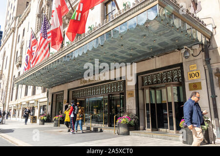 Les gens marchent près du célèbre hôtel Fairmont Royal York sur Front St., dans le centre-ville de Toronto. Banque D'Images