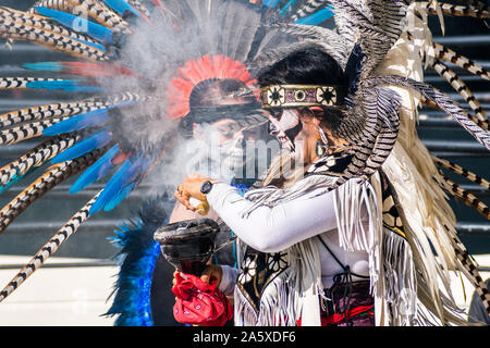 Oct 20, 2019 San Jose / CA / USA - Les participants à la Fête des Morts (Dia de Los Muertos) procession ayant lieu dans le sud de San Francisco Bay ; Capull Banque D'Images