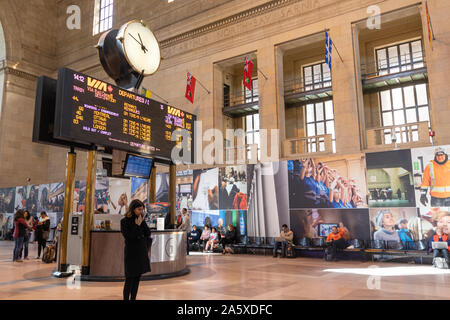 Le terminal des arrivées et départs DE VIA Rail se trouve au centre de la gare Union de Toronto. Banque D'Images