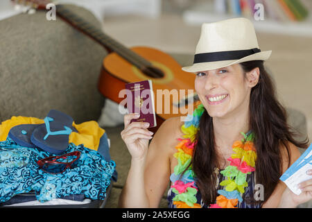 Happy woman holding passeport et billets pour voyager Banque D'Images