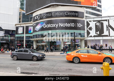 Devant le Centre Eaton de Toronto des FC, un après-midi animé à Young-Dundas Square. Banque D'Images