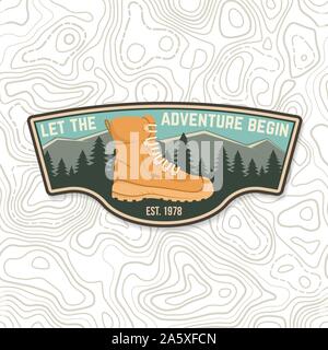 Laissez l'aventure commence. Camp Sammer badge. Pour le patch, timbre. Vector illustration. Concept pour chemise ou d'un logo, d'impression, de timbres ou de pièce en t. Conception avec des bottes de randonnée, montagnes, ciel et forêt d'ossature. Illustration de Vecteur