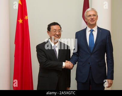 Riga, Lettonie. 22 octobre, 2019. Premier ministre letton Krisjanis KARINS rencontre avec la culture chinoise et la ministre du Tourisme, Luo Shugang à Riga, Lettonie, 22 octobre 2019. Credit : Edijs Palens/Xinhua/Alamy Live News Banque D'Images