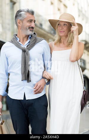 Joli couple walking on street Banque D'Images