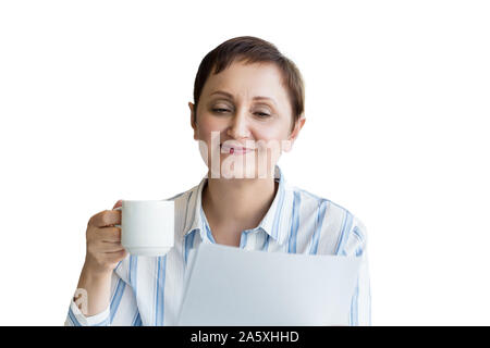 Business Woman holding formalités administratives et avoir une tasse de café isolé sur fond blanc Banque D'Images