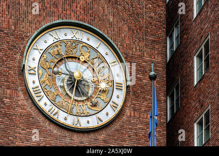 Oslo, Norvège - 11 août 2019 : l'horloge astronomique de l'Hôtel de Ville d'Oslo. Il abrite la mairie et elle est le siège de l'ceromony de Prix Nobel de la paix Banque D'Images