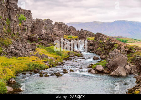 Petite cascade sur Oxara river. Le Parc National de Thingvellir. Région du Sud. L'Islande Banque D'Images