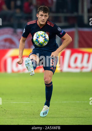 22 octobre 2019, la Grèce, l'Piräus : Soccer : Ligue des Champions, Olympiakos Piräus - Bayern Munich, phase Groupe, Groupe B, Journée 3 Georgios-Karaiskakis au stade. Benjamin Pavard de Munich passe le ballon. Photo : Sven Hoppe/dpa Banque D'Images