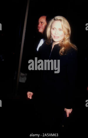 Los Angeles, Californie, USA 2 Mars 1995 L'actrice Faye Dunaway assiste à la 23e Annual American Film Institute (AFI) Prix pour l'Hommage à Steven Spielberg le 2 mars 1995 au Beverly Hilton Hotel à Beverly Hills, Californie, USA. Photo de Barry King/Alamy Stock Photo Banque D'Images