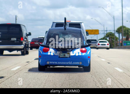 Orlando, Floride USA. Aug 2012. Une coutume faite en forme de baleine Seaworld voiture sur la route. En 2016, Seaworld terminé tous les spectacles. Banque D'Images