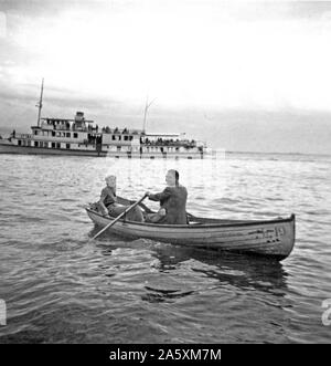 Eva Braun Photo Collection - (album 1) - La vie en Allemagne ca. 1930 - deux personnes dans un bateau à rames Banque D'Images