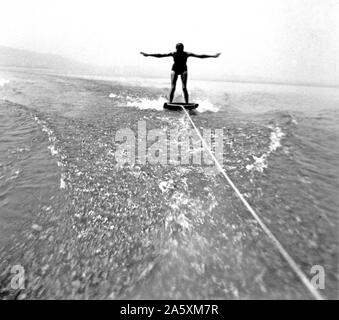 Eva Braun Collection - (album 1) - homme ski derrière un voile sur un conseil ca. Années 1930 Banque D'Images