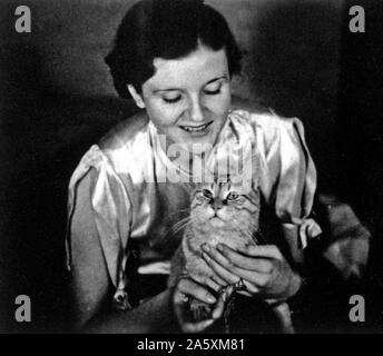 Eva Braun Photo Collection - Album 1 - Woman holding cat ca. Années 1930 Banque D'Images