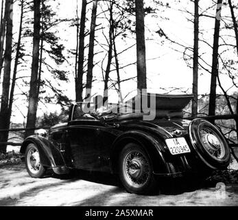 Eva Braun Photo Collection - Album 1 - l'Allemand man wearing hat driving car ca. Années 1930 Banque D'Images