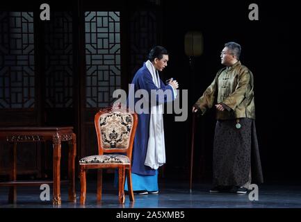 Nanjing, Jiangsu Province de la Chine. 22 octobre, 2019. La loi sur les artistes interprètes ou exécutants dans un spectacle d'opéra de Pékin illustrant l'histoire de l'opéra de Pékin Mei Lanfang à Nanjing, capitale de la province de Jiangsu, Chine orientale, le 22 octobre 2019. Credit : Ji Chunpeng/Xinhua/Alamy Live News Banque D'Images