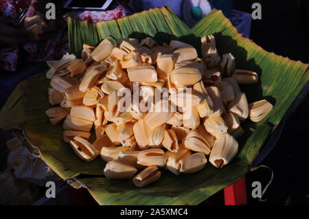 Sunlit jaque sur feuilles de bananier à la vente à un étal de fruits frais en plein air, le marché russe, Phnom Penh, Cambodge. © Kraig Lieb Banque D'Images