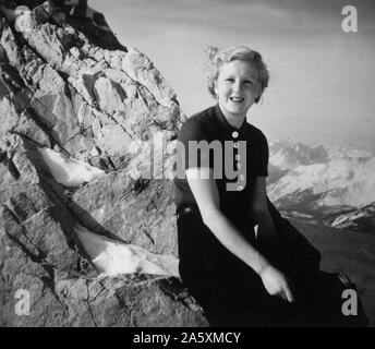 Eva Braun Photo Collection - Album 1 - Femme avec montagnes en arrière-plan (ca. L'Allemagne des années 1930) Banque D'Images