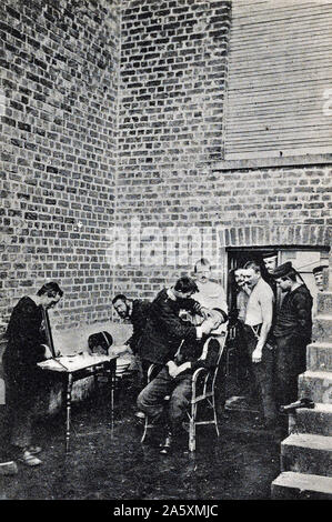 Un ennemi barbershop derrière une maison ca. 1918 Banque D'Images