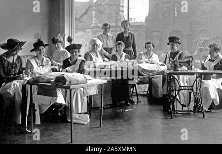 Mme Robert Lansing's couture travaillant à l'aide de la Croix Rouge américaine - Mme Lansing, épouse du secrétaire d'État, assis à l'extrême droite ca. 1918 Banque D'Images