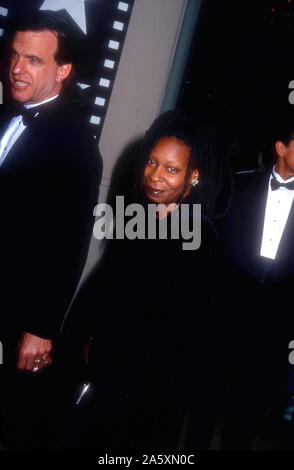 Los Angeles, Californie, USA 2 mars 1995 Lyle Acteur Trachtenberg actrice Whoopi Goldberg et assister à la 23e Annual American Film Institute (AFI) Prix pour l'Hommage à Steven Spielberg le 2 mars 1995 au Beverly Hilton Hotel à Beverly Hills, Californie, USA. Photo de Barry King/Alamy Stock Photo Banque D'Images