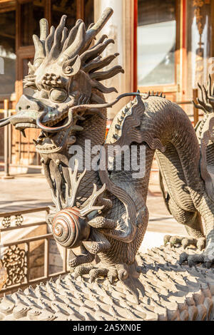 Chinese Dragon statue à partir de l'ère de la dynastie Ming, à l'entrée du palais dans la Cité Interdite, Pékin, Chine Banque D'Images