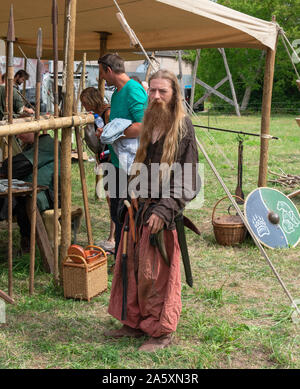 Doel, Belgique, 11 août 2019 l'homme aux cheveux longs et barbe pour le moyen âge en costume traditionnel Banque D'Images