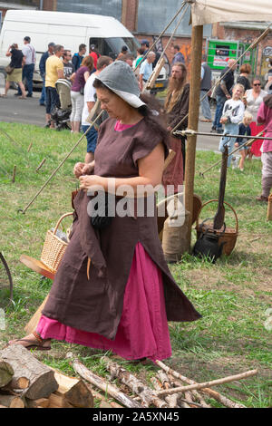 Doel, Belgique, le 11 août 2019, les femmes au Moyen Âge dans une tenue traditionnelle au cours d'un festival historique de Doel, en Belgique Banque D'Images