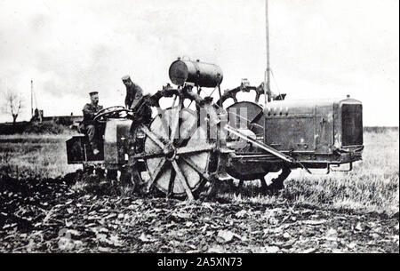 Les soldats allemands l'exploitation d'une charrue à moteur dans des domaines de la France ca. 1918 Banque D'Images