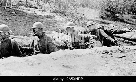 United States Marines en France - Marines portant des casques d'acier et des masques à gaz au lancer de grenades pratique dans une école de formation en France ca. 1917 Banque D'Images