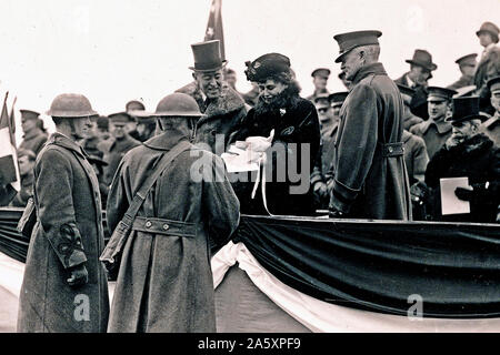 Le général Alexander, Etats-Unis Présentation de Mme Woodrow Wilson avec cadeau de Noël de soldats. Langres, Haute Marne, France Banque D'Images